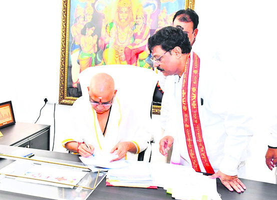 రెండో రోజు నామినేషన్ల జోరు3