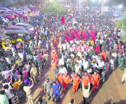 ● గోదావరి తీరం భక్త జనసంద్రం ● వనదేవతలను దర్శించుకున్న 1