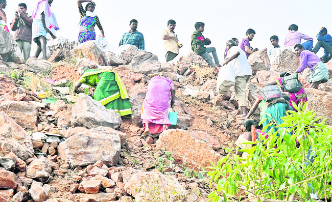 అవస్థల నడుమ..2