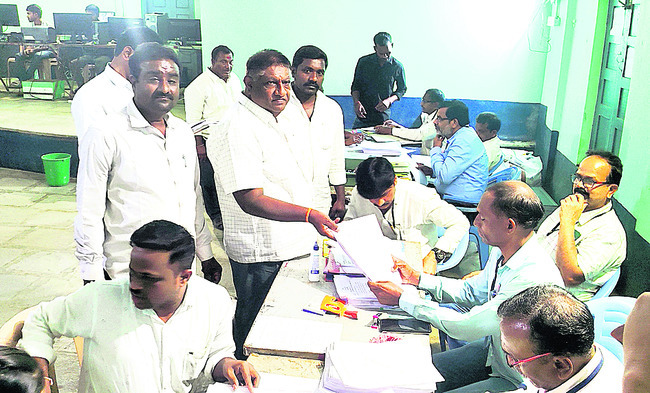 జోరుగా నామినేషన్లు1