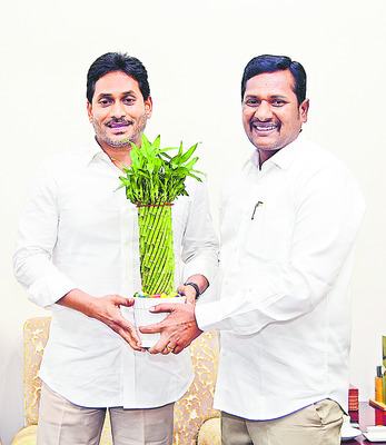 వైఎస్‌ జగన్‌ను కలిసిన దద్దాల 1
