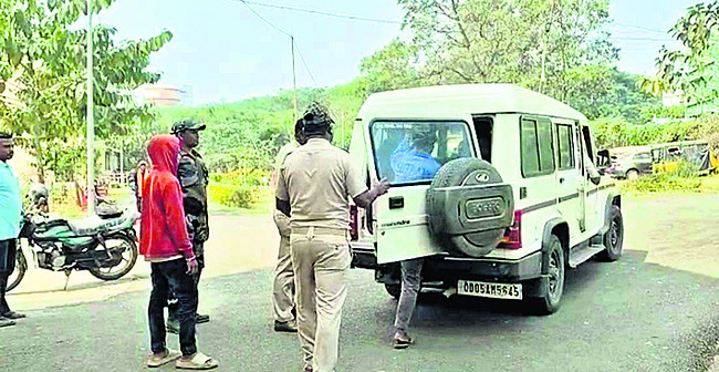 ఆడుకుందామని వెళ్లి.. ఇసుకలో పాతిపెట్టి 1
