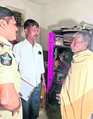 పట్టపగలే రెండిళ్లలో చోరీ 1