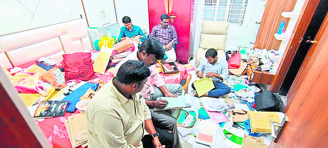 అక్రమ ఆస్తుల కేసులో సబ్‌రిజిస్ట్రార్‌ కార్యాలయ ఉద్యోగి 1