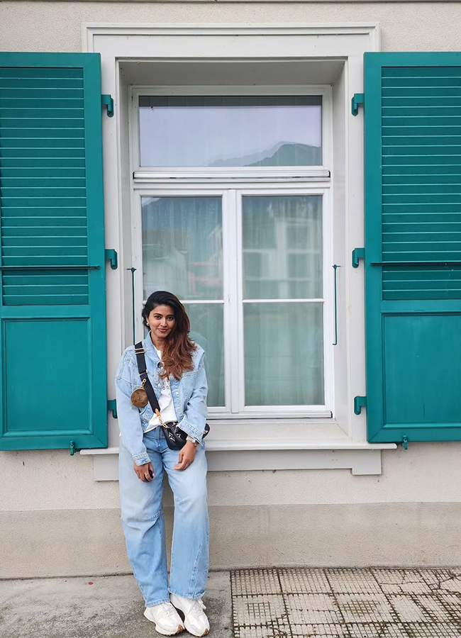 Actress Sneha in Paris Viral Photos11