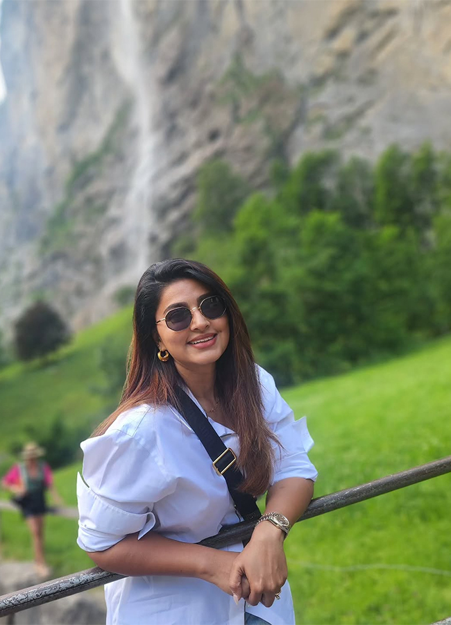Actress Sneha in Paris Viral Photos18