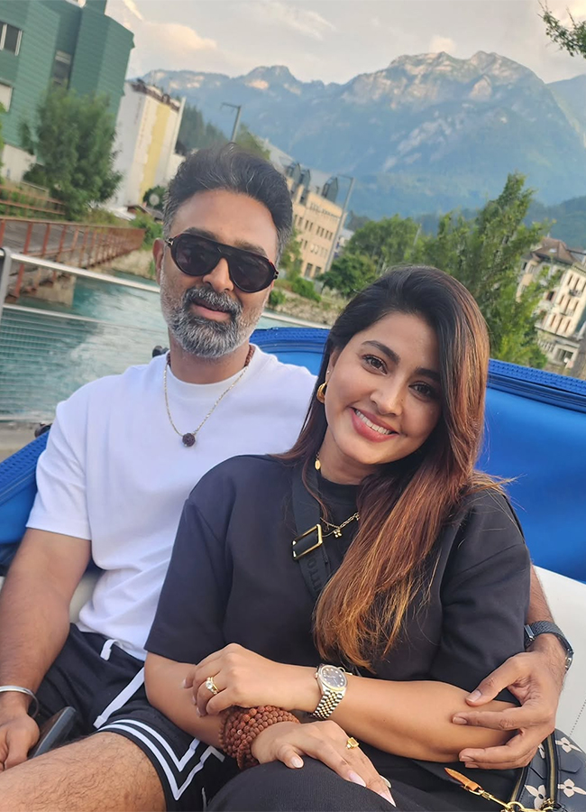 Actress Sneha in Paris Viral Photos19