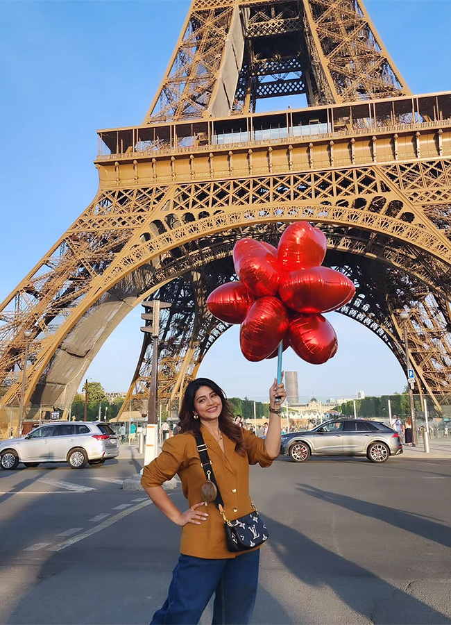 Actress Sneha in Paris Viral Photos2