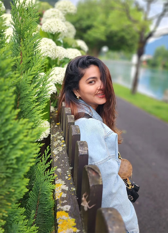 Actress Sneha in Paris Viral Photos20