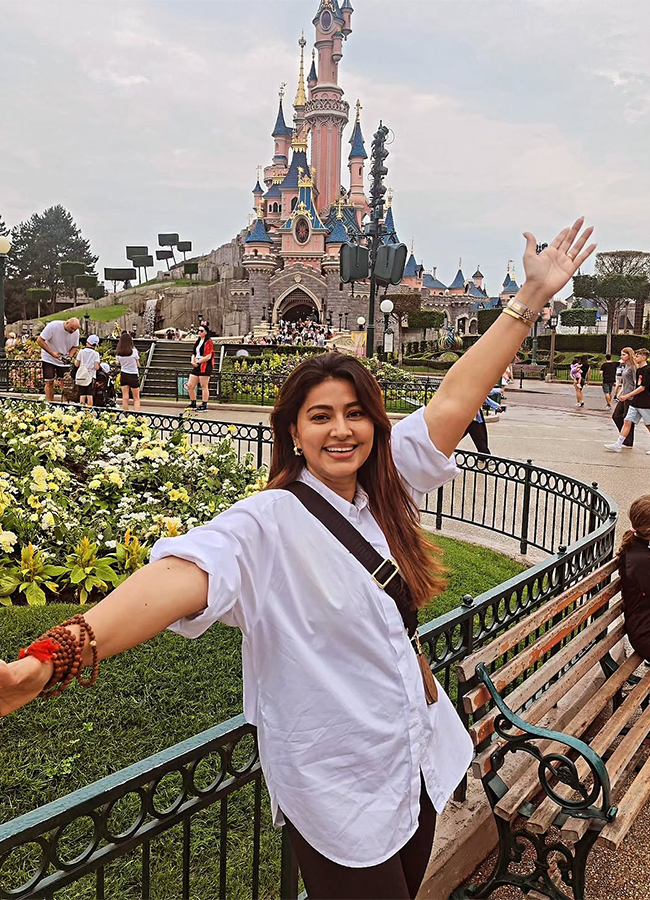 Actress Sneha in Paris Viral Photos4