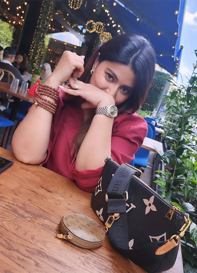 Actress Sneha in Paris Viral Photos7