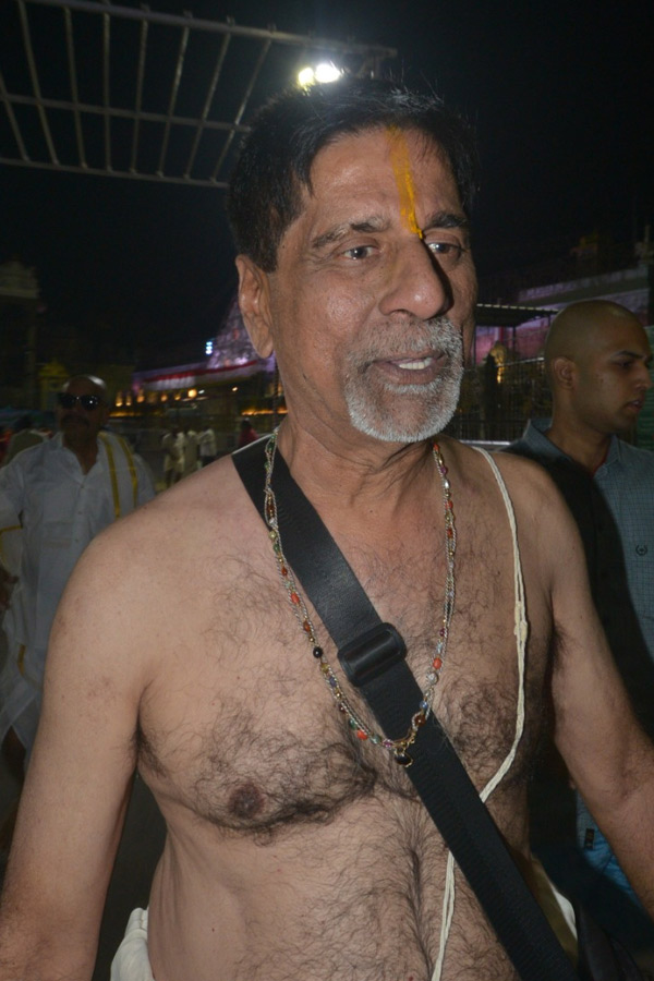 Former India Cricketer K Srikkanth Offers Prayers At Tirumala Temple In Tirupati Photos9