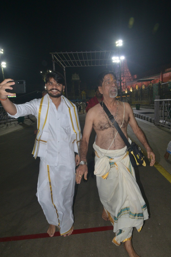Former India Cricketer K Srikkanth Offers Prayers At Tirumala Temple In Tirupati Photos10