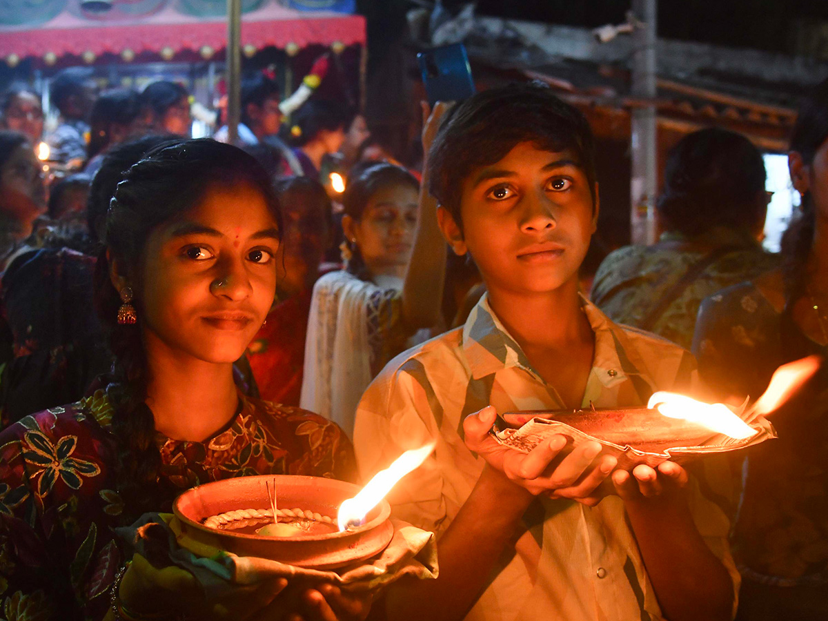 Vuyyuru Veeramma Thalli Tirunala 20266