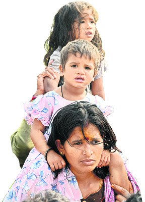 అవస్థల నడుమ..1