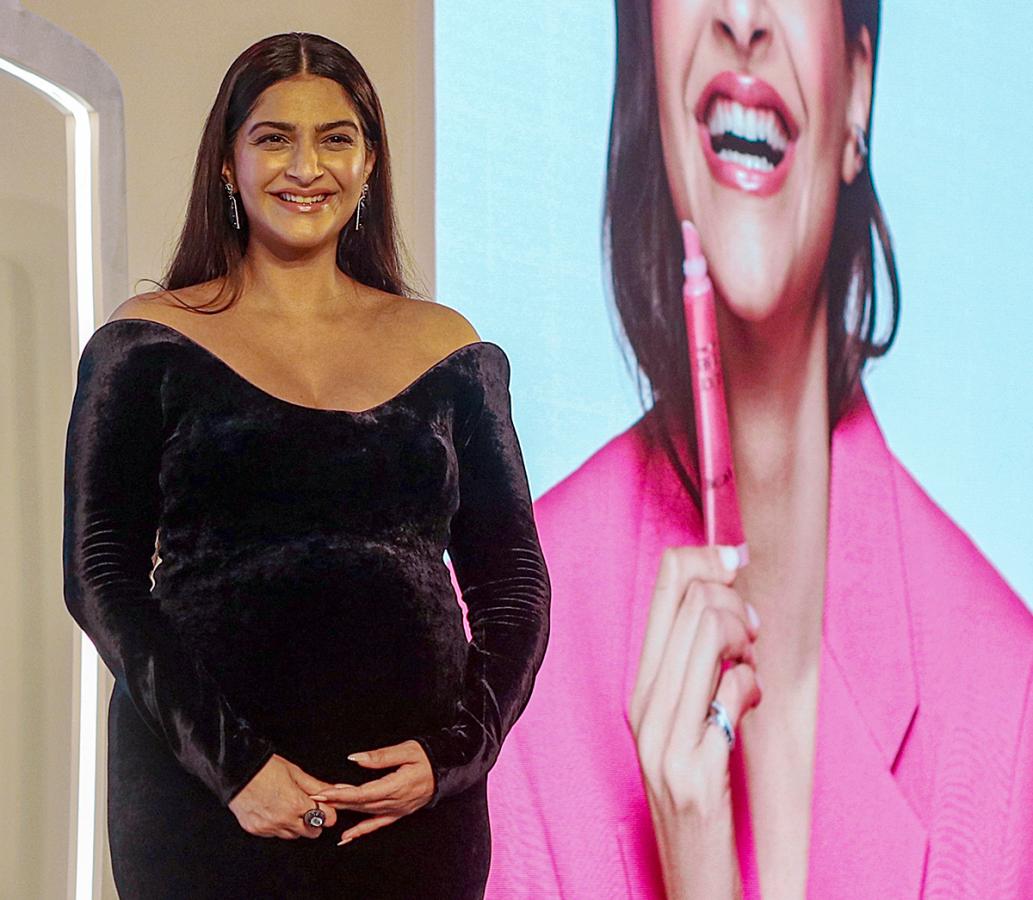 Bollywood Actress Sonam Kapoor Baby Bump Viral Photos14