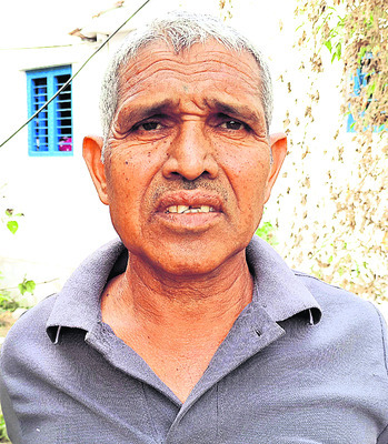 దౌర్జన్యంగా మట్టి తీస్తుండ్రు
1