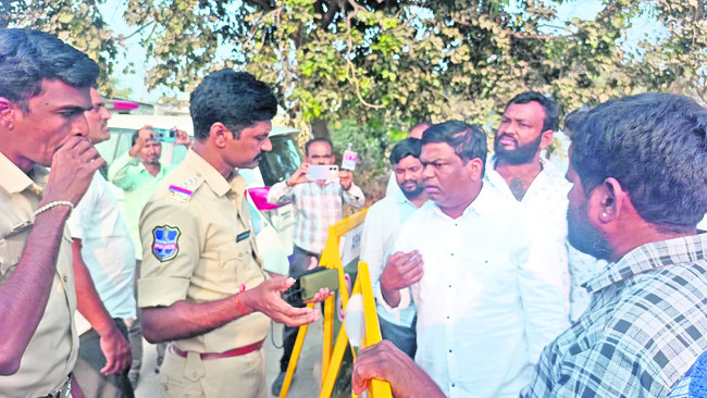 నామినేషన్‌ కేంద్రాల పరిశీలన 
1