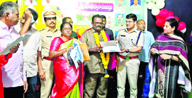 ప్రయాణికుల భద్రతకు భరోసా 10