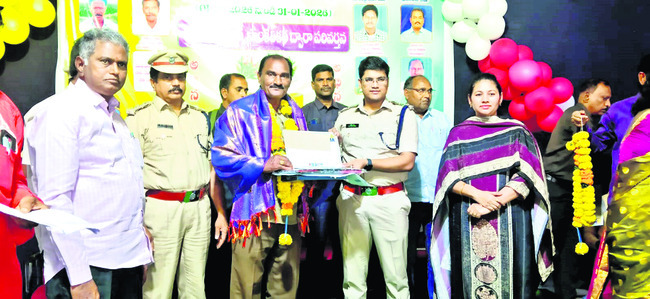 ప్రయాణికుల భద్రతకు భరోసా 9