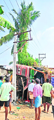 స్కూల్‌ బస్సును ఢీకొట్టిన కంటైనర్‌ లారీ 2