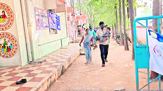 స్కూల్‌ బస్సును ఢీకొట్టిన కంటైనర్‌ లారీ 1