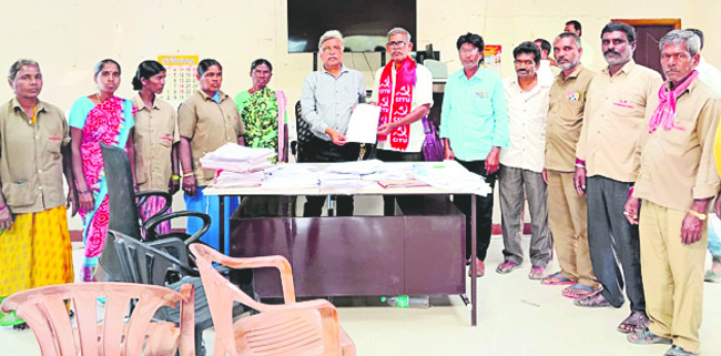 ఫోన్‌ ట్యాపింగ్‌ పేరుతో నాటకాలు 
3