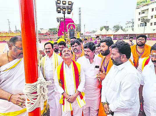 పోలింగ్‌ కేంద్రాల పరిశీలన 
3