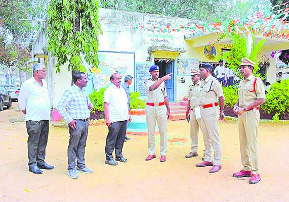 పోలింగ్‌ కేంద్రాల పరిశీలన 
2