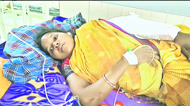 ఆస్పత్రికి వెళ్తుండగా ఆటో బోల్తా 1