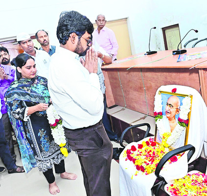 మహాత్మాగాంధీ చిరస్మరణీయుడు 1