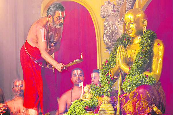 ఇసుక ట్రాక్టర్‌ పట్టివేత 1