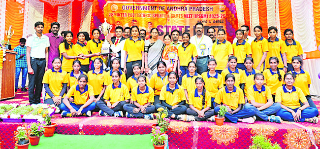 అనిగండ్లపాడులో ఐర్లాండ్‌ ప్రతినిధులు 1