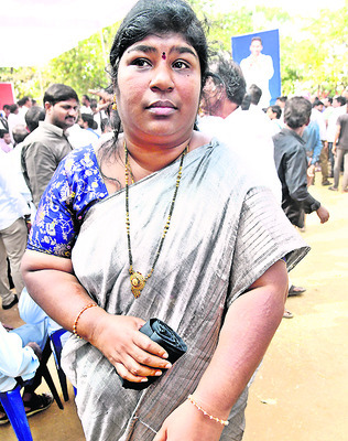 సభా సంప్రదాయాలు మంటగలిసిన రోజు 
5