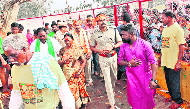 కొలువుదీరిన అమ్మలు1