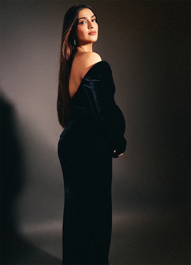 Bollywood Actress Sonam Kapoor Baby Bump Viral Photos11