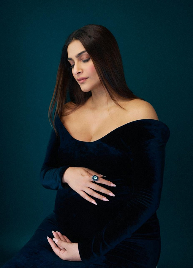 Bollywood Actress Sonam Kapoor Baby Bump Viral Photos13