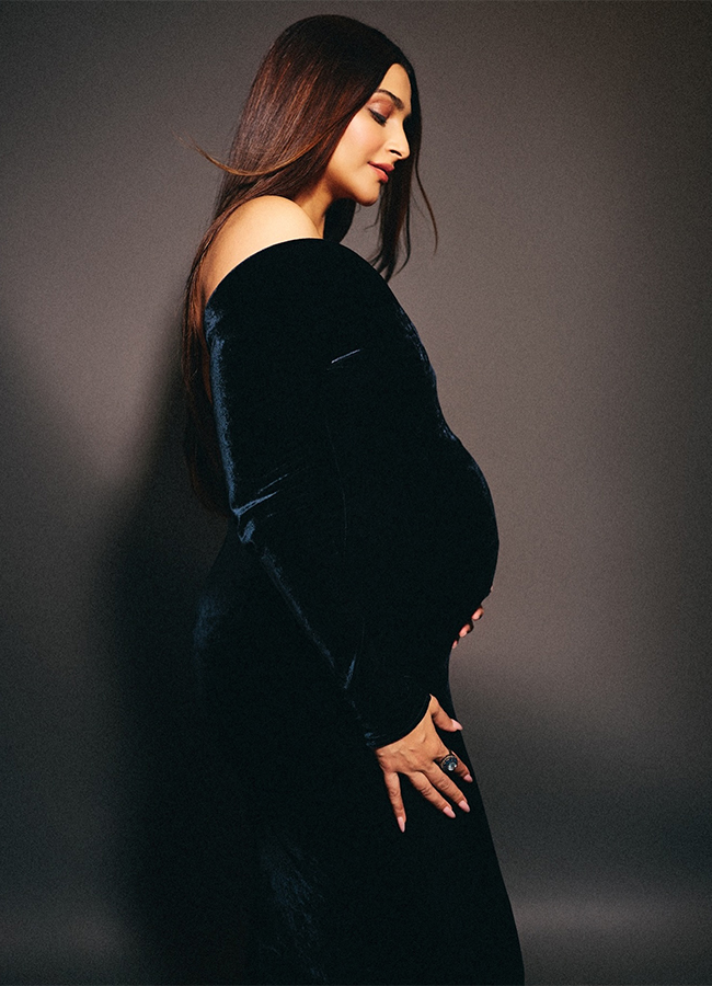 Bollywood Actress Sonam Kapoor Baby Bump Viral Photos3