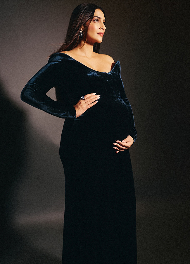Bollywood Actress Sonam Kapoor Baby Bump Viral Photos5