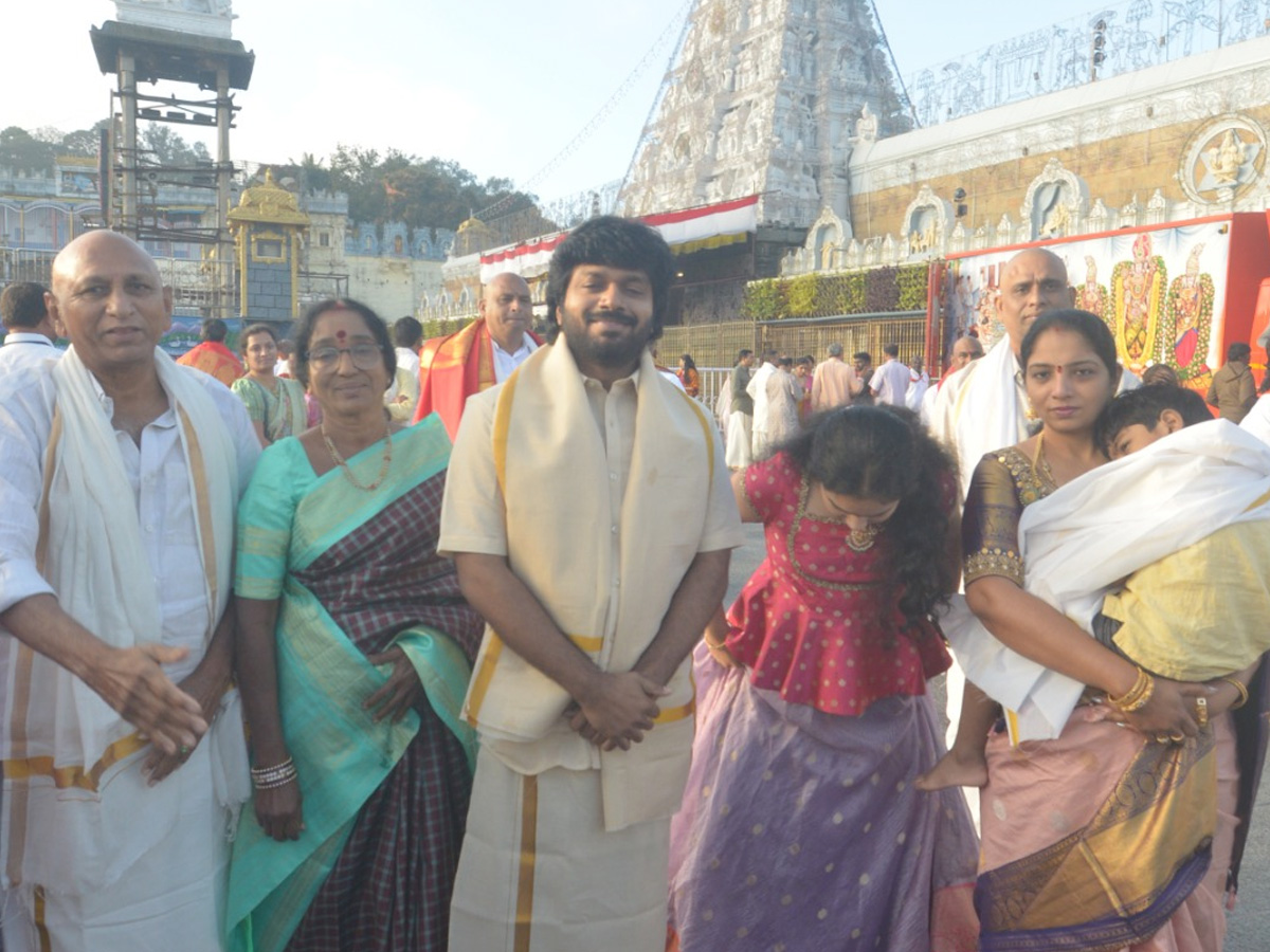 Director Anil Ravipudi family visited Tirumala Srivari Temple Photos2