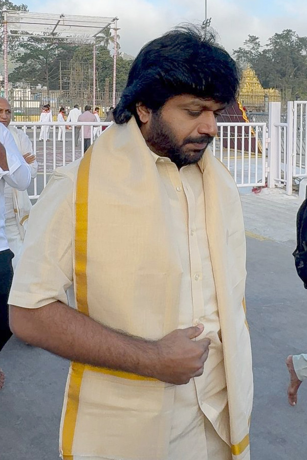 Director Anil Ravipudi family visited Tirumala Srivari Temple Photos12