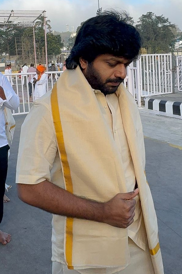 Director Anil Ravipudi family visited Tirumala Srivari Temple Photos13