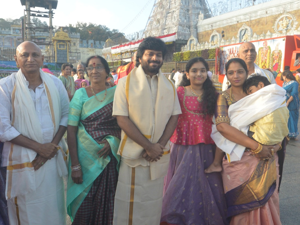 Director Anil Ravipudi family visited Tirumala Srivari Temple Photos3