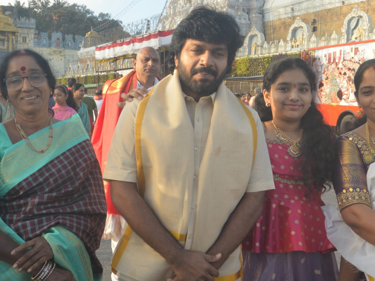 Director Anil Ravipudi family visited Tirumala Srivari Temple Photos4