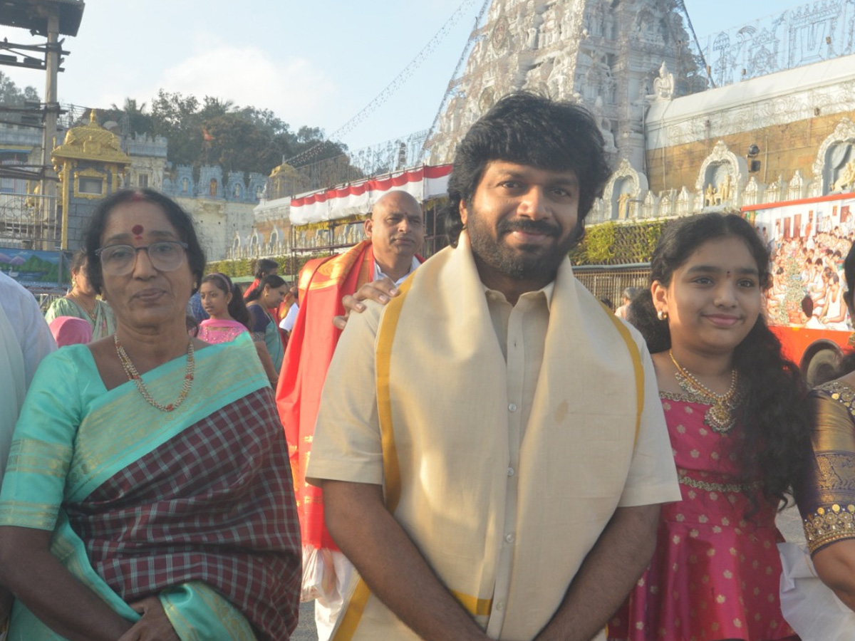 Director Anil Ravipudi family visited Tirumala Srivari Temple Photos5