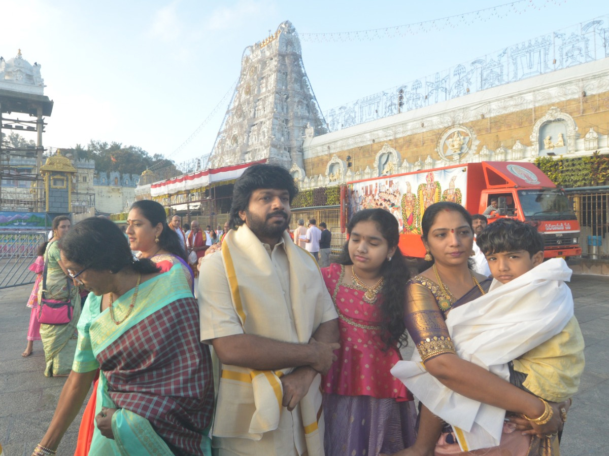 Director Anil Ravipudi family visited Tirumala Srivari Temple Photos6