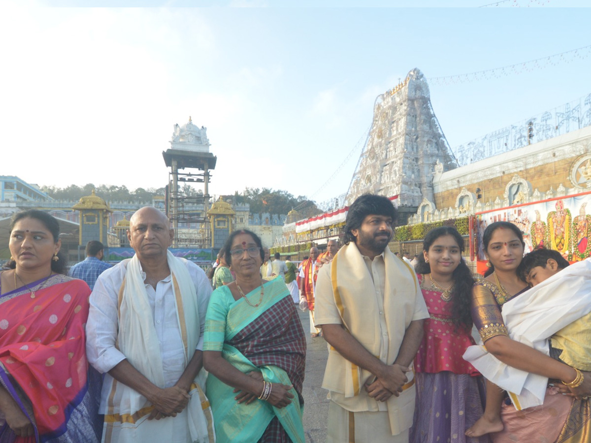 Director Anil Ravipudi family visited Tirumala Srivari Temple Photos7