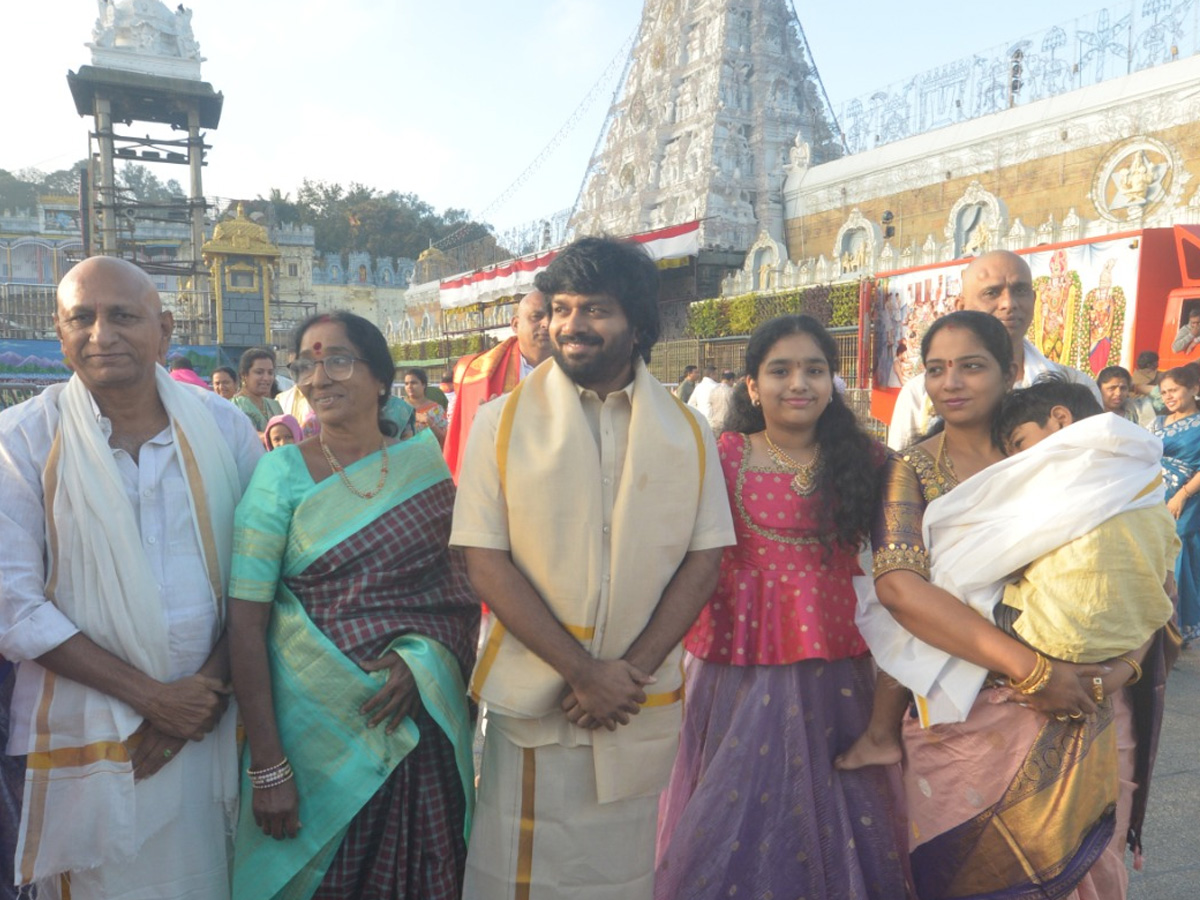 Director Anil Ravipudi family visited Tirumala Srivari Temple Photos8