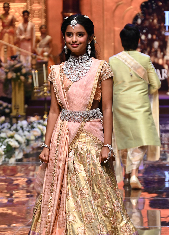 Mahesh Babu Daughter Sitara Created a buzz in the City11