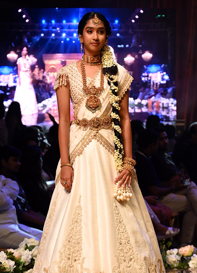 Mahesh Babu Daughter Sitara Created a buzz in the City12